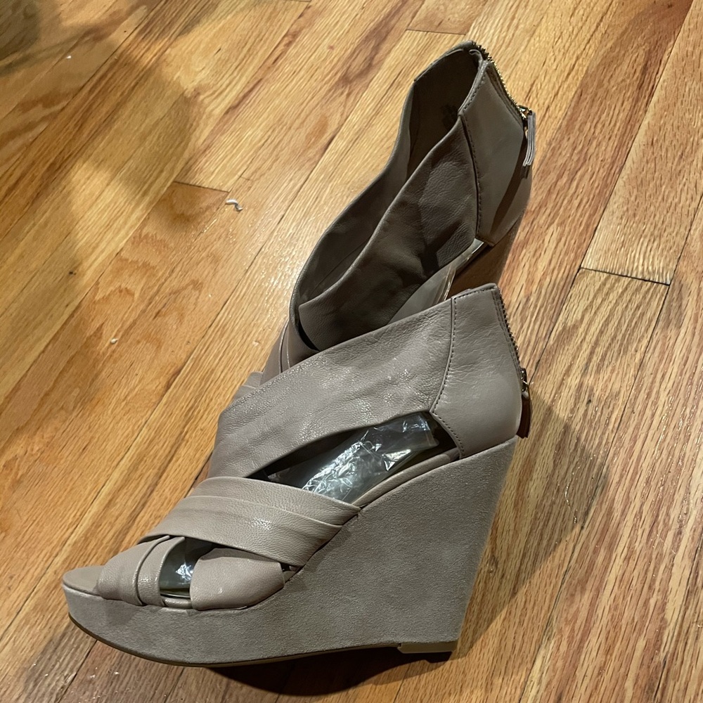 Nine West leather upper wedge like new.